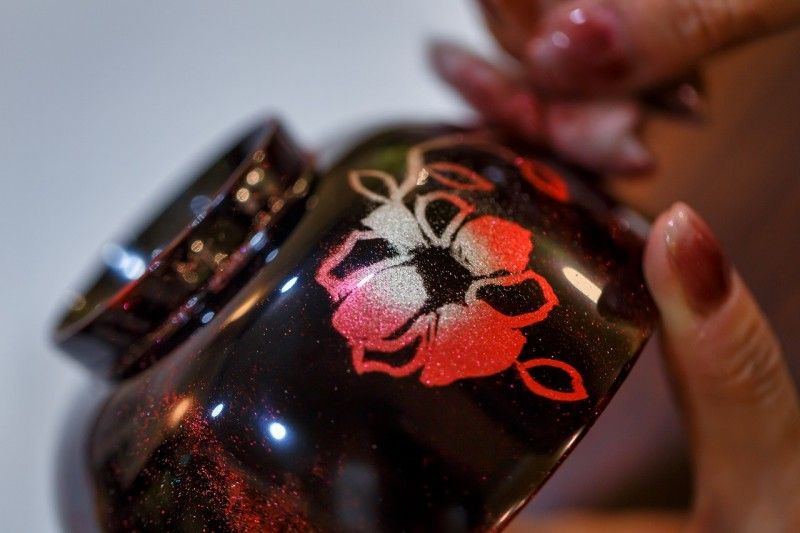 秋田の事業者「株式会社佐藤商事」が実施する蒔絵体験の様子