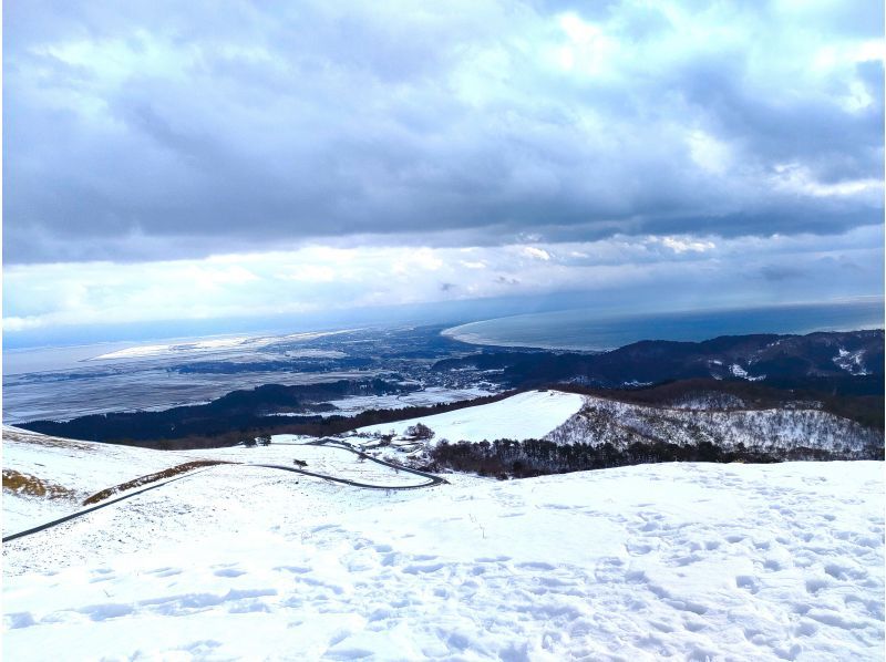 [Akita, Oga] Walk with a guide through one of the world's three most scenic spots! Experience the wonder of the earth, the "Onpu-ketsu" (Warm Wind Cave) on a winter geo-trekking trip to Mt. Kanpu. Enjoy a seafood tri-color bowl (includes a special Oga Geo lunch)の紹介画像