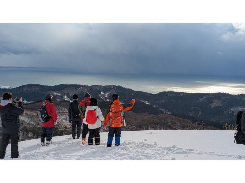 【秋田・男鹿】世界三景をガイドと歩く！大地の不思議「温風穴」を体験する冬の寒風山ジオトレッキング★海鮮三色丼（男鹿ジオ特選ランチ付き）の紹介画像