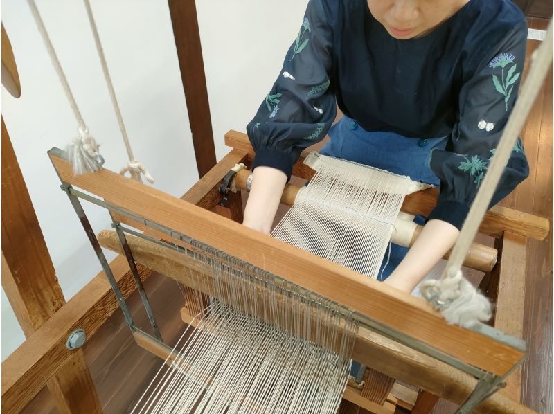 [Kyoto, Kinkakuji area] Experience traditional crafts with a Nishijin weaving workshop tour and hand weaving experienceの紹介画像