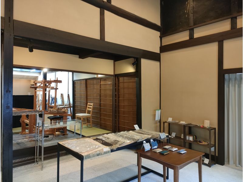 [Kyoto, Kinkakuji area] Experience traditional crafts with a Nishijin weaving workshop tour and hand weaving experienceの紹介画像