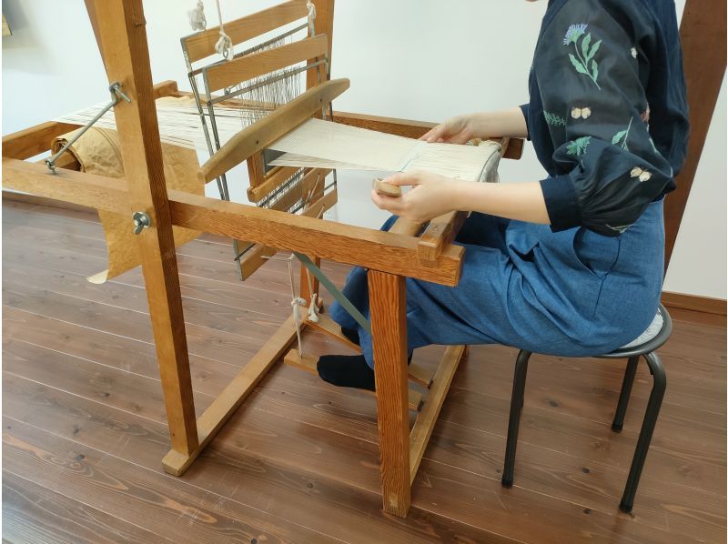 [Kyoto, Kinkakuji area] Experience traditional crafts with a Nishijin weaving workshop tour and hand weaving experienceの紹介画像