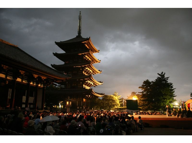 [Nara, Nara City] Experience the annual Noh performance at Kofuku-ji Temple, the sacred ground of Noh theater - a special evening limited to a small group, learning with an expert in a cultural heritage buildingの紹介画像