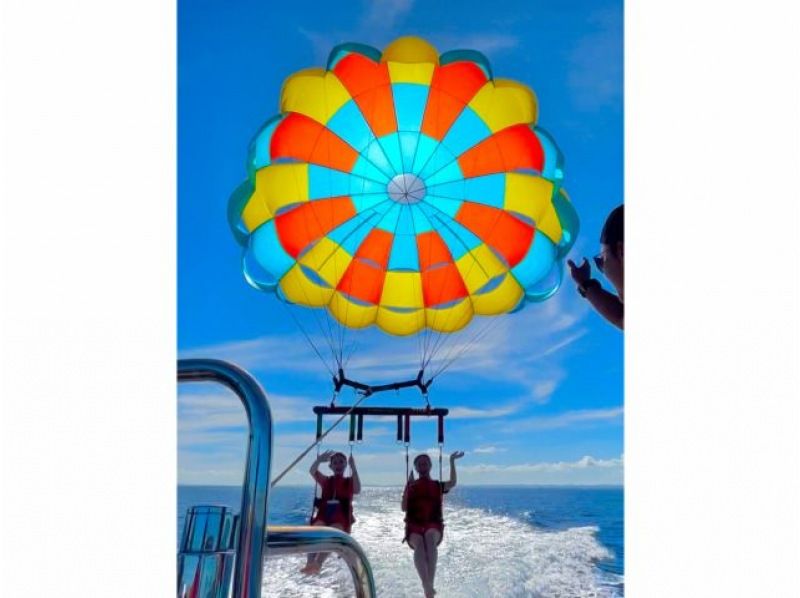 [Departing from Naha] [Parasail] [5 flights per day] [Small group plan] Panoramic view of the blue ocean! Flying trapeze experience, parasailing courseの紹介画像