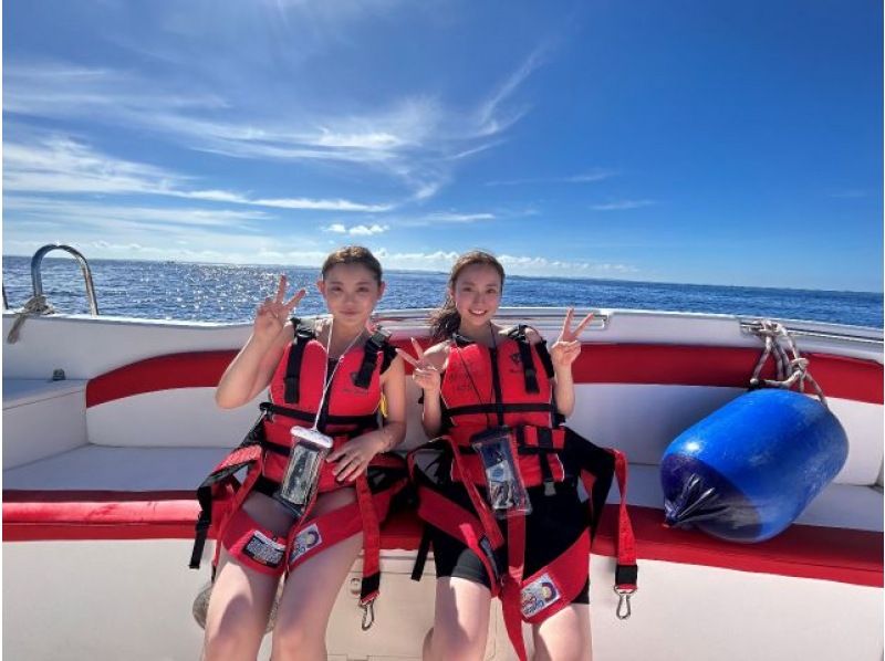 [Departing from Naha] [Parasail] [5 flights per day] [Small group plan] Panoramic view of the blue ocean! Flying trapeze experience, parasailing courseの紹介画像