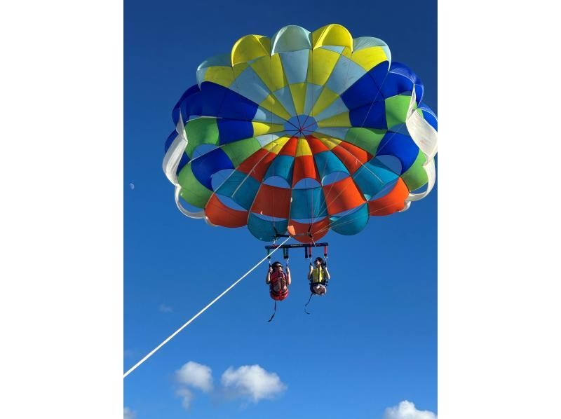 [Small group parasailing] The only parasailing tour departing from Naha ☆ Seasickness reduced! ☆ Uses a maximum rope of 200m ☆ The appeal is the lack of wasted time ☆の紹介画像