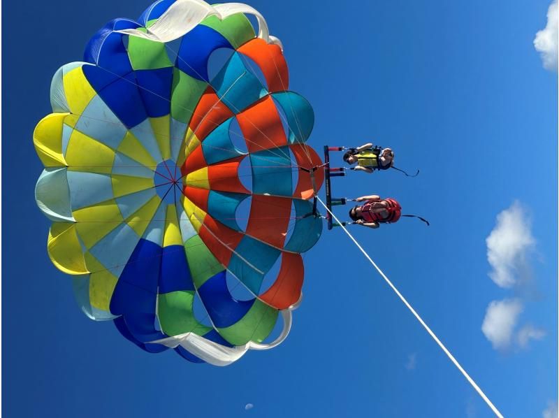 [Departing from Naha] [Parasail] [5 flights per day] [Small group plan] Panoramic view of the blue ocean! Flying trapeze experience, parasailing courseの紹介画像