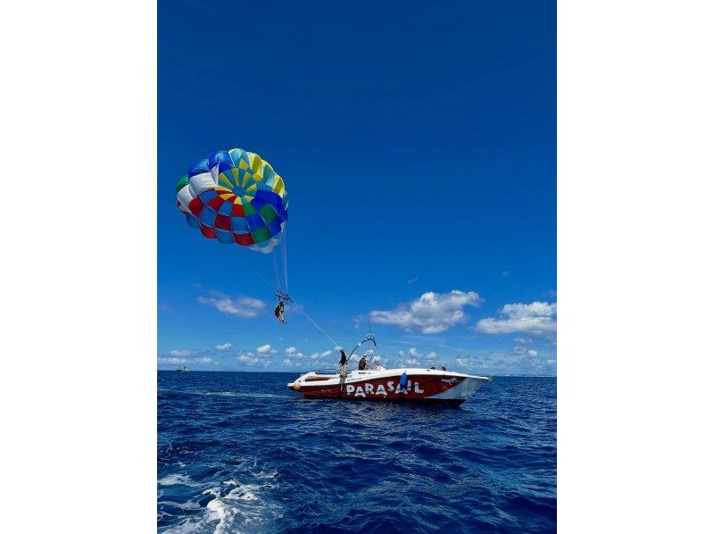 【那覇発】【パラセール】【1日5便】【少人数制プラン】青い海を一望!空中ブランコ体験、パラセーリングコースの紹介画像