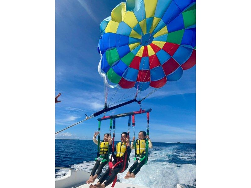 [Small group parasailing] The only parasailing tour departing from Naha ☆ Seasickness reduced! ☆ Uses a maximum rope of 200m ☆ The appeal is the lack of wasted time ☆の紹介画像