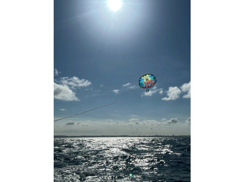 【那覇発】【パラセール】【1日5便】【少人数制プラン】青い海を一望!空中ブランコ体験、パラセーリングコースの紹介画像