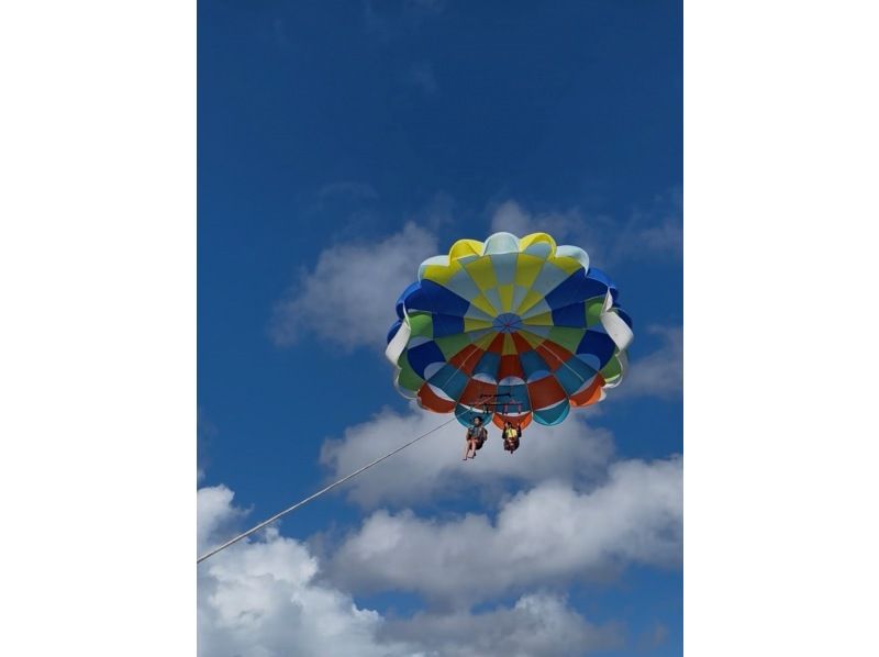 [Small group parasailing] The only parasailing tour departing from Naha ☆ Seasickness reduced! ☆ Uses a maximum rope of 200m ☆ The appeal is the lack of wasted time ☆の紹介画像
