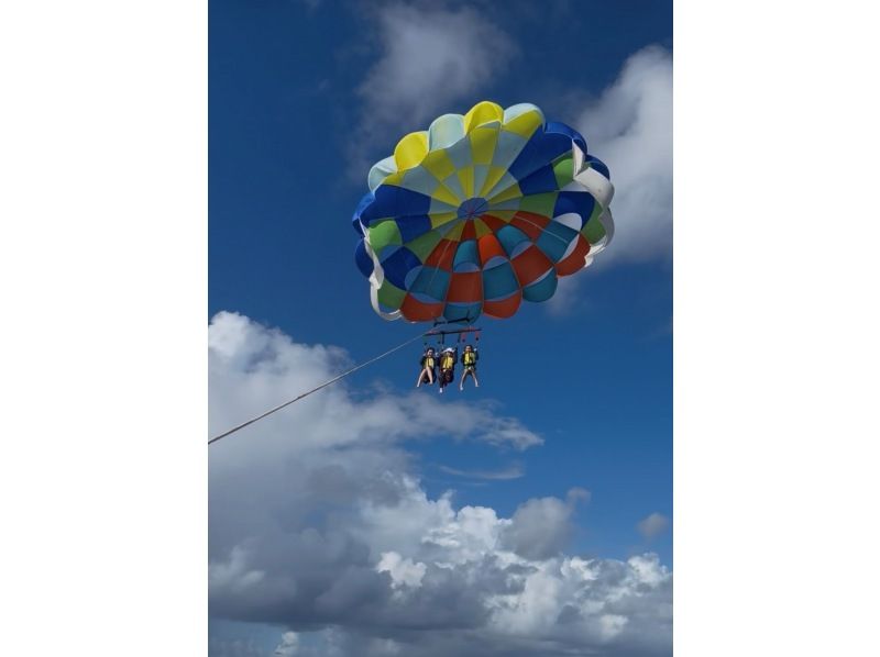 [Small group parasailing] The only parasailing tour departing from Naha ☆ Seasickness reduced! ☆ Uses a maximum rope of 200m ☆ The appeal is the lack of wasted time ☆の紹介画像