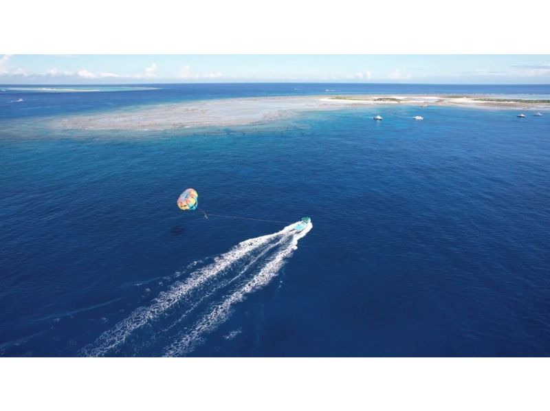 [Small group parasailing] The only parasailing tour departing from Naha ☆ Seasickness reduced! ☆ Uses a maximum rope of 200m ☆ The appeal is the lack of wasted time ☆の紹介画像