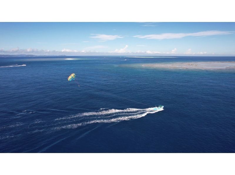 [Small group parasailing] The only parasailing tour departing from Naha ☆ Seasickness reduced! ☆ Uses a maximum rope of 200m ☆ The appeal is the lack of wasted time ☆の紹介画像