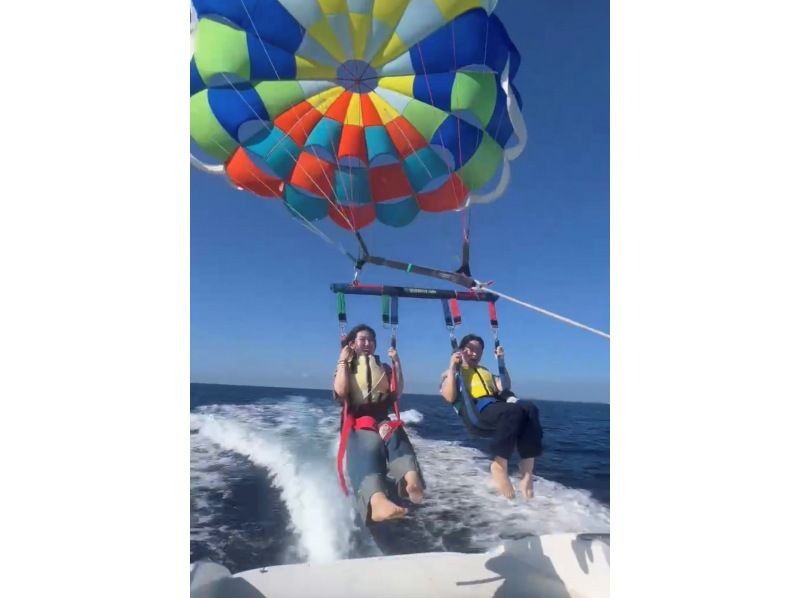 [Small group parasailing] The only parasailing tour departing from Naha ☆ Seasickness reduced! ☆ Uses a maximum rope of 200m ☆ The appeal is the lack of wasted time ☆の紹介画像