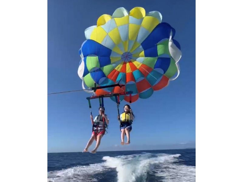 [Small group parasailing] The only parasailing tour departing from Naha ☆ Seasickness reduced! ☆ Uses a maximum rope of 200m ☆ The appeal is the lack of wasted time ☆の紹介画像