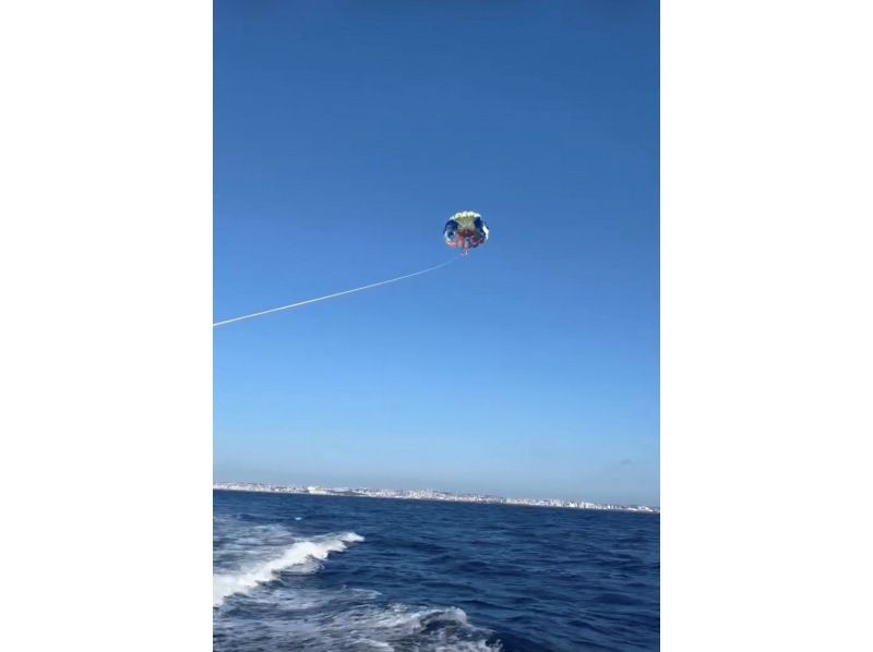 [Small group parasailing] The only parasailing tour departing from Naha ☆ Seasickness reduced! ☆ Uses a maximum rope of 200m ☆ The appeal is the lack of wasted time ☆の紹介画像