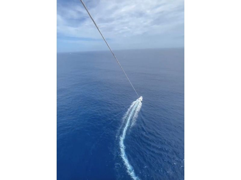 [Small group parasailing] The only parasailing tour departing from Naha ☆ Seasickness reduced! ☆ Uses a maximum rope of 200m ☆ The appeal is the lack of wasted time ☆の紹介画像