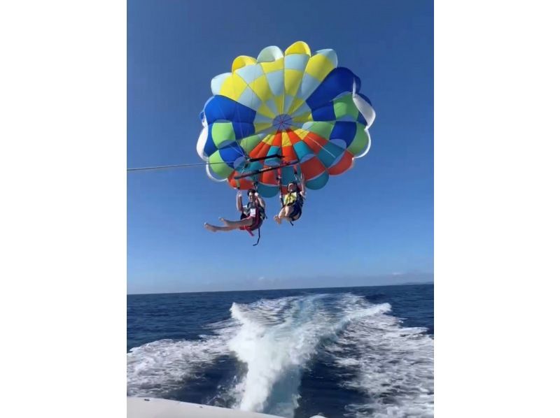 [Small group parasailing] The only parasailing tour departing from Naha ☆ Seasickness reduced! ☆ Uses a maximum rope of 200m ☆ The appeal is the lack of wasted time ☆の紹介画像