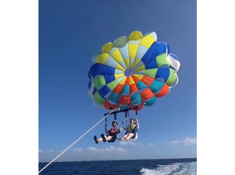 [Small group parasailing] The only parasailing tour departing from Naha ☆ Seasickness reduced! ☆ Uses a maximum rope of 200m ☆ The appeal is the lack of wasted time ☆の紹介画像