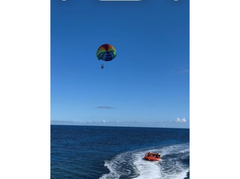 [Small group parasailing] The only parasailing tour departing from Naha ☆ Seasickness reduced! ☆ Uses a maximum rope of 200m ☆ The appeal is the lack of wasted time ☆の紹介画像