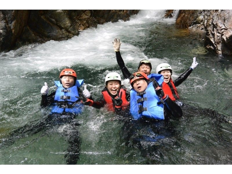 【長野・松本】真夏のアクティビティ”キャニオニング”で川遊びの紹介画像