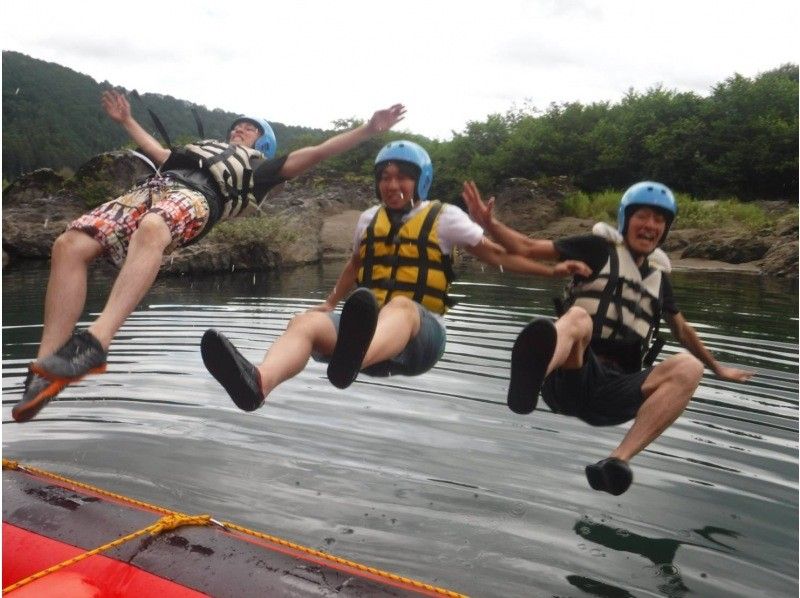 [Gifu Gujo Hachiman Nagara River] ☆25 years old and under only☆〈Supporting the Future Youth〉Campaign!! Rafting Tour AM Courseの紹介画像