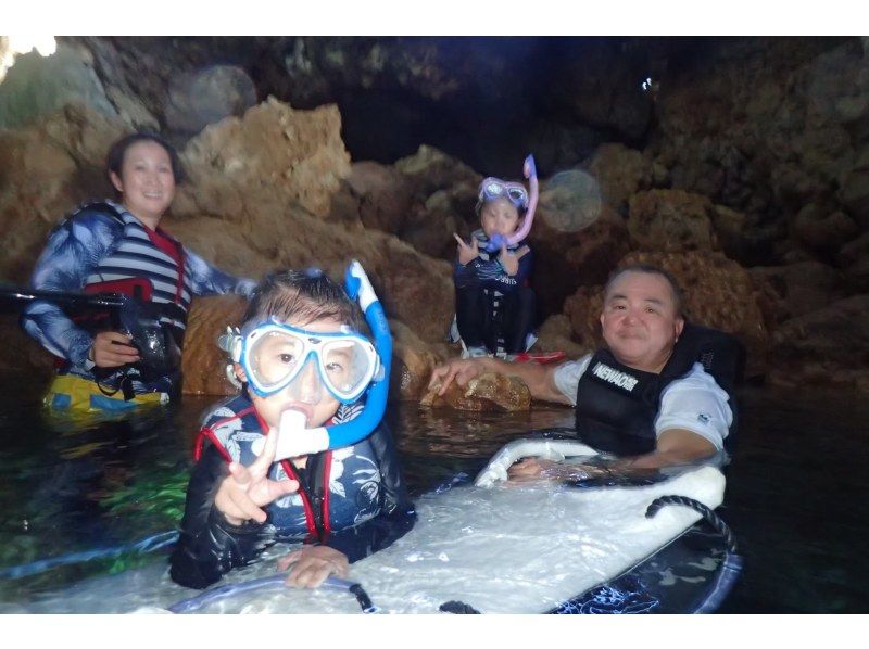 沖縄恩納村　真栄田岬　2歳から70歳までの親子3世代どんぶらこビーチスノーケルの紹介画像