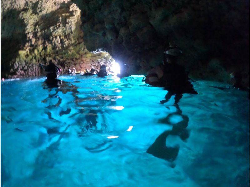 [Okinawa, Onna Village] Beginners welcome! Private tour for one group! Onna Village snorkeling tour! Create amazing memories in the beautiful waters of the Blue Cave ♪の紹介画像