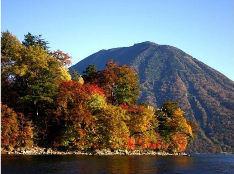 気軽に日光紅葉観光♪【日光駅発着】紅葉彩る奥日光・華厳の滝と中善寺湖散策＆日光東照宮自由参拝バスツアー【029029-1438】の紹介画像