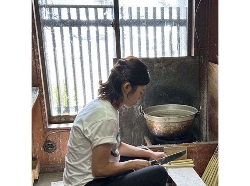 【愛知・岡崎市】　最高級和ろうそく作りと絵付け体験「蝋燭物語（R）」コース選べる鉄燭台付きセット　サミット贈答品選出の老舗 松井本和蝋燭工房の紹介画像