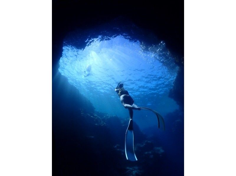 【沖縄・宮古島】宮古ブルーでシュノーケリング。ウミガメやクマノミにも会える！！元水泳部が担当する安心ツアー。写真データ無料。当日予約OKの紹介画像