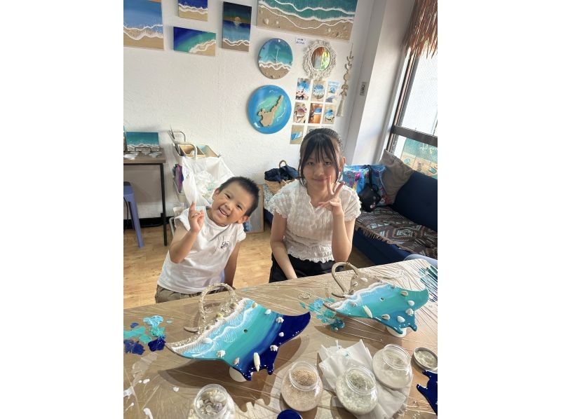 [Okinawa, Ishigaki Island] Making a "Manta Ray Clock" in the sea / Popular resin art / Very popular with children!の紹介画像