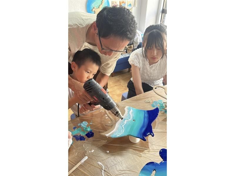 [Okinawa, Ishigaki Island] Making a "Manta Ray Clock" in the sea / Popular resin art / Very popular with children!の紹介画像