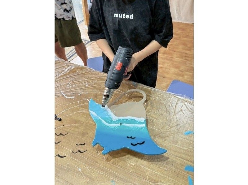 [Okinawa, Ishigaki Island] Making a "Manta Ray Clock" in the sea / Popular resin art / Very popular with children!の紹介画像