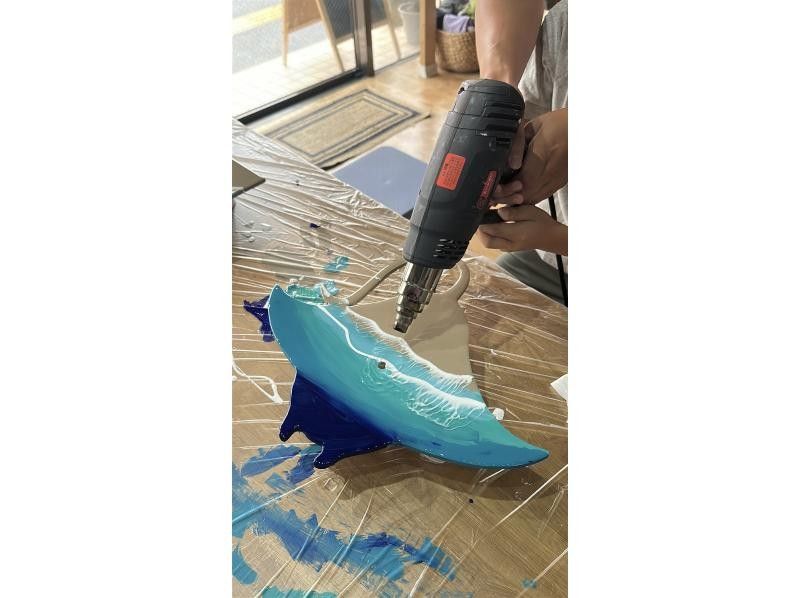 [Okinawa, Ishigaki Island] Making a "Manta Ray Clock" in the sea / Popular resin art / Very popular with children!の紹介画像