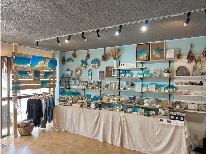 [Okinawa, Ishigaki Island] Making a "Manta Ray Clock" in the sea / Popular resin art / Very popular with children!の紹介画像