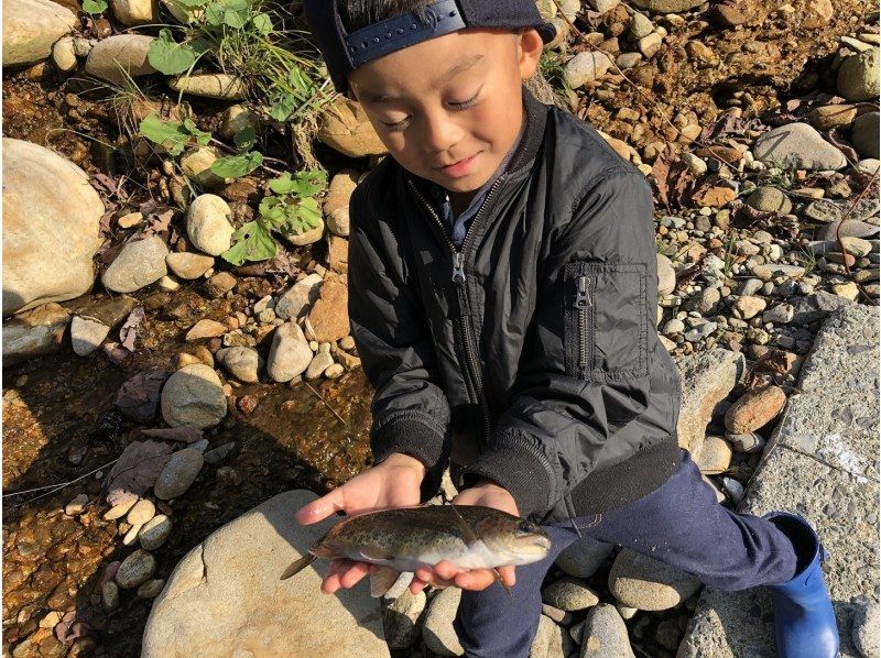 ☆Pickup and drop-off available・Private tour☆Autumn mountain stream fishing tour ~Furano, Biei, Tomamu~の紹介画像