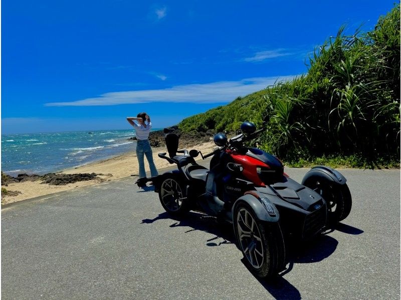 [Okinawa, Miyakojima] 2-hour rental course! Experience a spectacular drive on a tricycle! Feel the breeze on this island trip. You can drive with a regular driver's license, no helmet required, and even ride with two people!の紹介画像