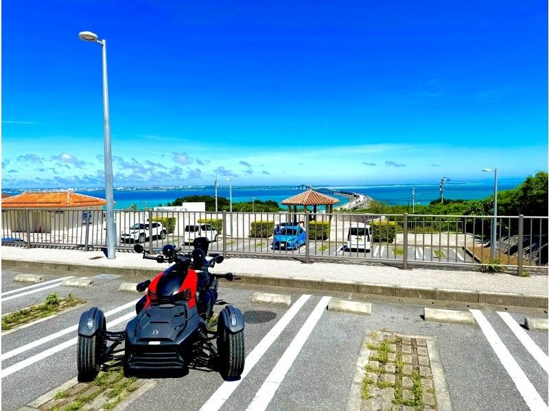 [Okinawa, Miyakojima] 120-minute tour! A driving course that crosses the Irabu Bridge. Enjoy the wind and the sea with this satisfying plan! Driving is possible with a regular driver's license, no helmets allowed, and two-seater riding is allowed!の紹介画像