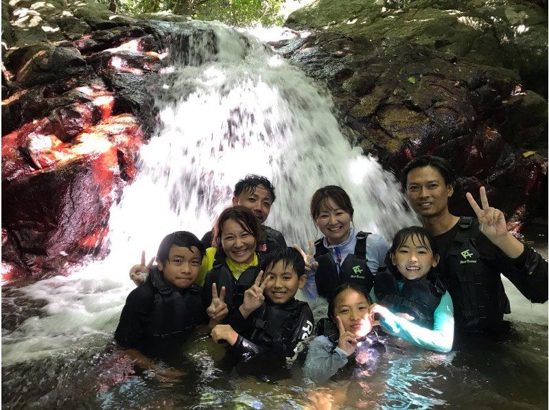 【오키나와・이시가키지마】카와히라만 바다 카약 & 폭포 화병 리프레시☆에메랄드 그린의 바다와 차가운 폭포 화병 놀이♪の紹介画像