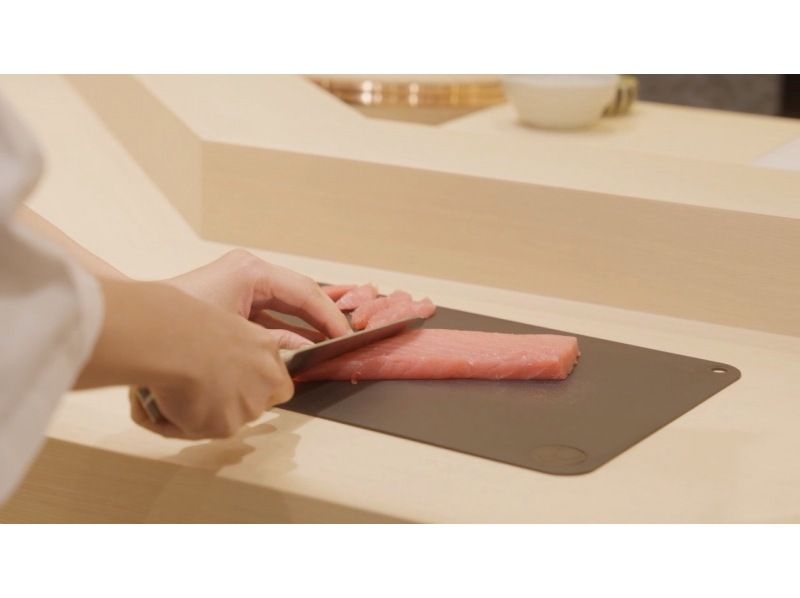 [Tokyo, Nakameguro] A sushi chef will teach you! Small group sushi making experienceの紹介画像