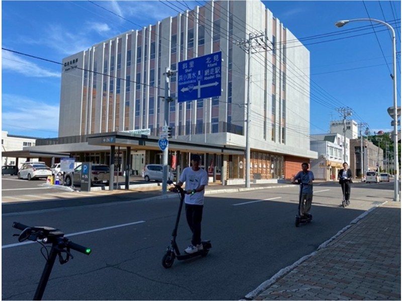 【北海道・網走】網走の歴史文化を辿るガイド付き電動キックボード＆土器づくりツアーの紹介画像