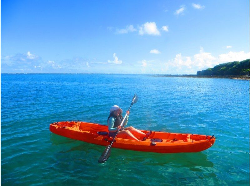 [Okinawa, Ojima] Only one group of guides available for private use ☆ Kayak experience cruising on a remote island accessible by car, with high-quality camera photos as a gift!の紹介画像