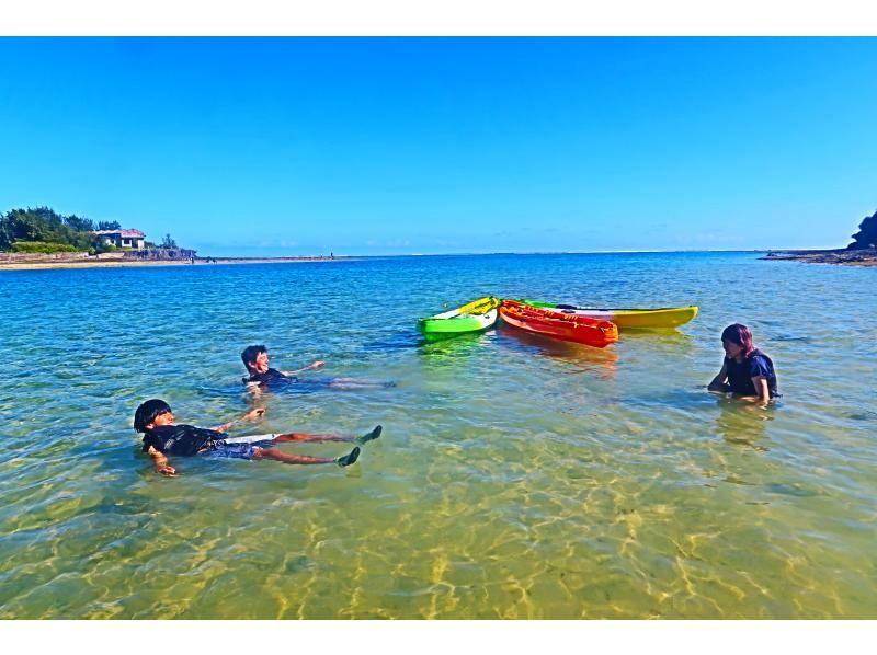 [Okinawa, Ojima] Only one group of guides available for private use ☆ Kayak experience cruising on a remote island accessible by car, with high-quality camera photos as a gift!の紹介画像