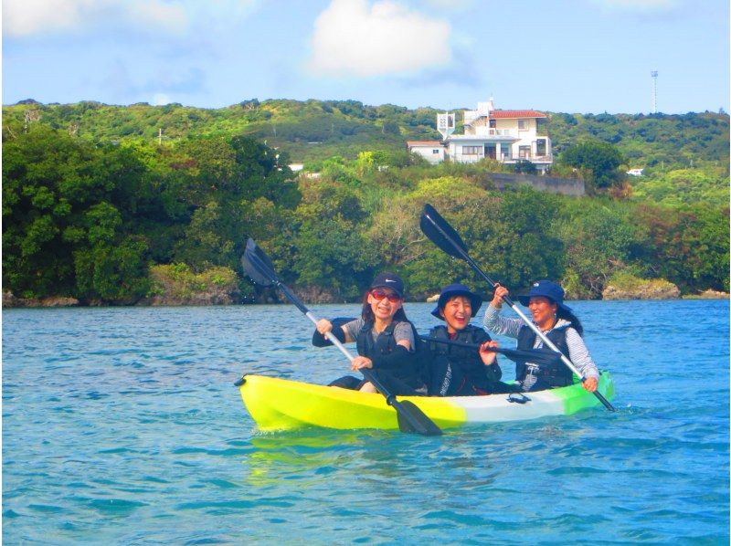 [Okinawa, Ojima] Only one group of guides available for private use ☆ Kayaking experience cruising on a remote island accessible by car, with high-quality camera photos as a gift!の紹介画像