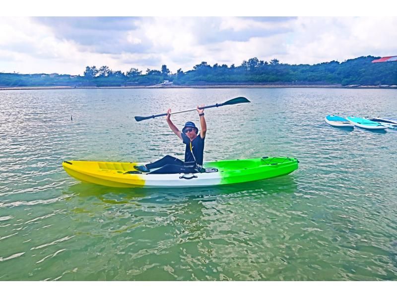 [Okinawa, Ojima] Only one group of guides available for private use ☆ Kayak experience cruising on a remote island accessible by car, with high-quality camera photos as a gift!の紹介画像