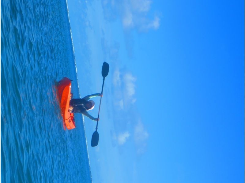 [Okinawa, Ojima] Only one group of guides available for private use ☆ Kayak experience cruising on a remote island accessible by car, with high-quality camera photos as a gift!の紹介画像
