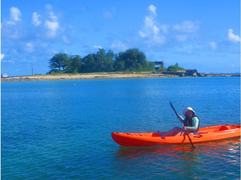 [Okinawa, Ojima] Only one group of guides available for private use ☆ Kayak experience cruising on a remote island accessible by car, with high-quality camera photos as a gift!の紹介画像
