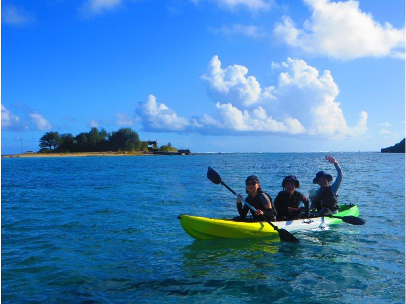 [Okinawa, Ojima] Only one group of guides available for private use ☆ Kayaking experience cruising on a remote island accessible by car, with high-quality camera photos as a gift!の紹介画像
